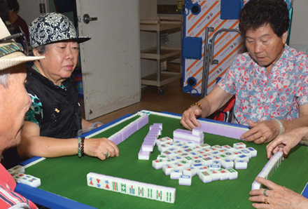 seniors playing Mah-Jong