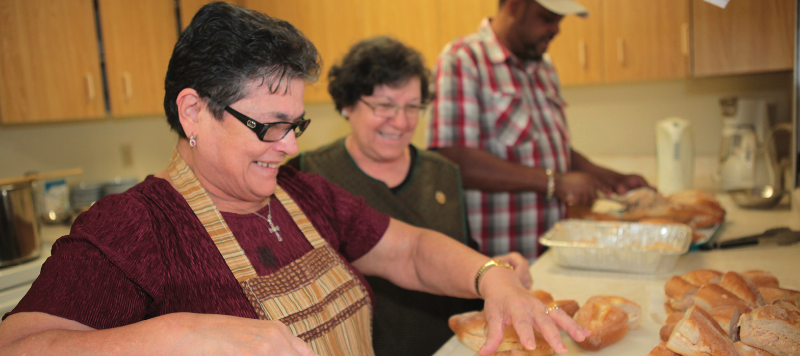 volunteers preparing food